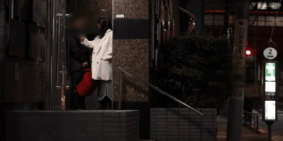 「いまから私とキスしてみませんか?」吉高寧々がいきなり素人さんを逆ナンパ!街中でキス 30 秒で勃起したら合格、さらにお部屋で言葉責め手コキに耐えられたらご褒美SEXあげちゃいます。 吉高寧々