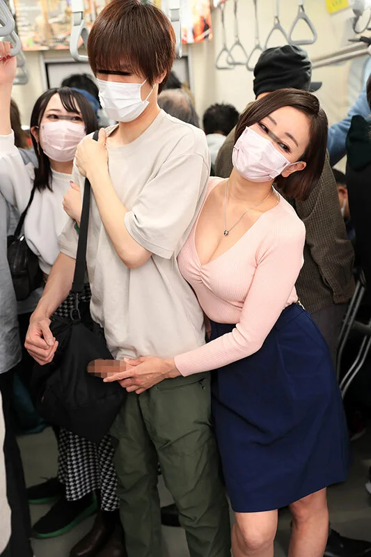 「おばさんの私に触られて勃っちゃう君が悪いんだよ」彼女が隣にいても構わずイケメン彼氏を背後からネチョいコネくり手コキで勃起誘惑する性欲熟女